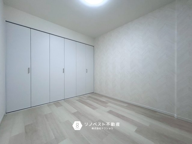 東大阪市吉田下島の洋室|1階の洋室は大きなクローゼットが付いており、収納家具を減らせてお部屋を広々と使用していただけます！