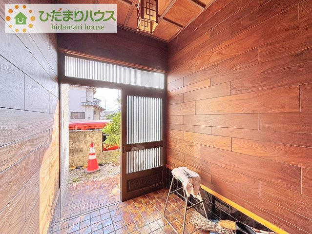 【玄関】 | 取手市双葉2丁目　中古戸建 | 毎日「行ってきます」「ただいま」をいう玄関は明るく光が差し込みます♪