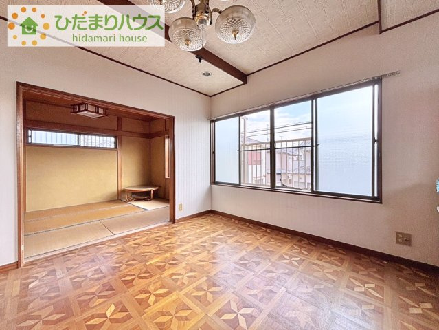 【寝室】 | 取手市双葉2丁目　中古戸建 | バルコニーに面していて、たっぷり光りの入る明るい主寝室です！