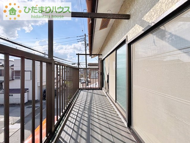 【バルコニー】 | 取手市双葉2丁目　中古戸建 | 2部屋から出入りできるバルコニーで、お洗濯物の干し分けもできちゃいますね(^^♪