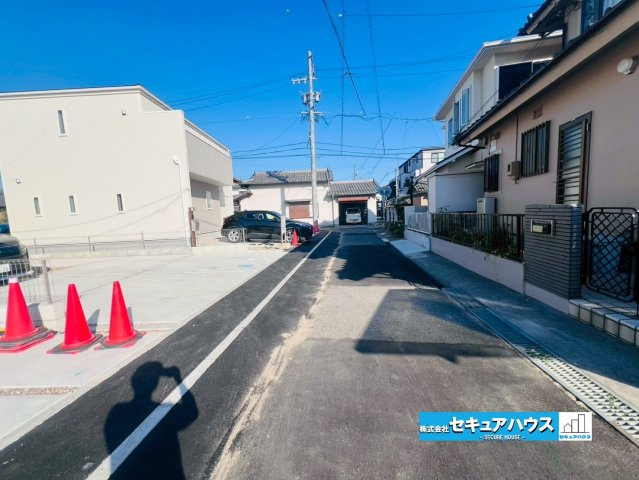 【今からご案内可能】豊明市阿野町新切　全3棟　の前面道路含む現地写真|【前面道路】
◆セットバックしているため前面道路幅員4m以上確保しています。車通りも少なくお子様も安心です。