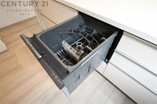 手洗いに比べて時間や労力を節約できることです。また、高温のお湯で洗浄されるため、雑菌や細菌を殺菌する効果もあります。さらに、乾燥機能があるため、手で拭く手間も省け衛生的に保管できます。