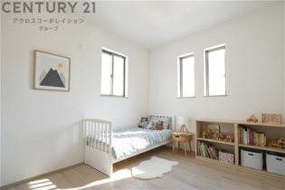 創造性や成長を促す遊びの空間を提供。学習や趣味に集中できる環境を整えます。個別のプライベートスペースは自己表現と自立心を育み、心地よい睡眠環境を整えリラックスできる場所を提供。