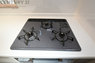 多数の調理器具を同時に使用でき、料理の効率化が可能。省エネで節約になり、様々な料理スタイルに適応できます。また、火力調整が独立しており、手入れや掃除もしやすく、今よりもっとお料理が楽しくなるかも。