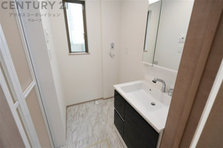 衣服の収納や脱ぎ着や整理整頓がしやすく、湿った衣類を乾燥させるスペースがありカビや臭いの発生を防ぎます。床の汚れを他の部屋に持ち込まず清潔を保つことができます。また快適な入浴環境の整備にも役立ちます。