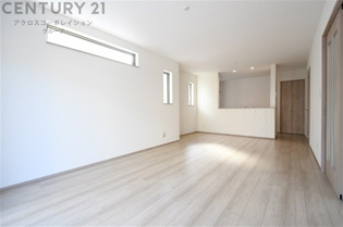 リビングダイニングは家族や友人とのコミュニケーションを楽しむ場所でくつろぎながら食事や会話を楽しめ、多目的に利用できリラックスできる空間です。家庭内の中心として機能し、快適な生活をサポートします。