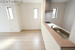 キッチン前のダイニングスペース　カウンターキッチンから料理の受け渡し等に便利です。ダイニングセットを置いても十分な広さを確保。