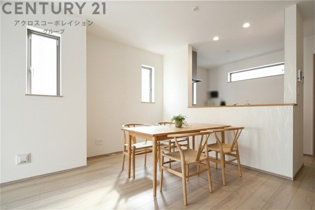 キッチン前のダイニングスペース　カウンターキッチンから料理の受け渡し等に便利です。ダイニングセットを置いても十分な広さを確保。