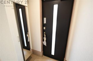 大きな玄関収納付きの玄関です　家族皆様の履物をしっかり収納できます　姿見付きでお出かけ前の身だしなみチェックに便利です