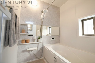 ユニットバスは省スペースでありながら、シンプルな設計と使いやすさを備え、簡便なメンテナンスが可能です。窓付きで換気にも便利です。またミラー・小物置き場もあり便利です。