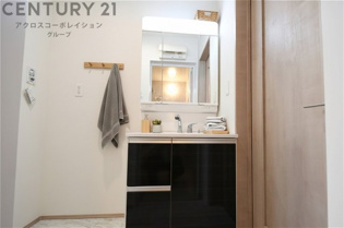 化粧品や洗顔料、歯ブラシなどの必需品をまとめて置ける収納スペースがあり、使用するたびに取り出す手間が省けます。また、水回りのため、濡れても大丈夫な素材が使用されており、お手入れが簡単です。