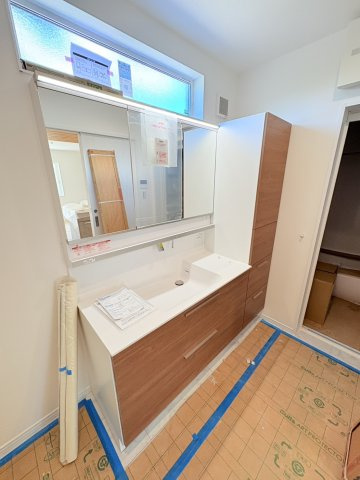 唐櫃台4丁目新築一戸建の独立洗面台|独立洗面台、小物を置くことができて便利です