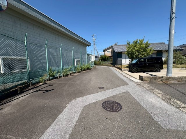 中古戸建　安八郡神戸町神戸　昭和47年築の前面道路含む現地写真