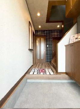 高槻市真上町５丁目戸建の玄関