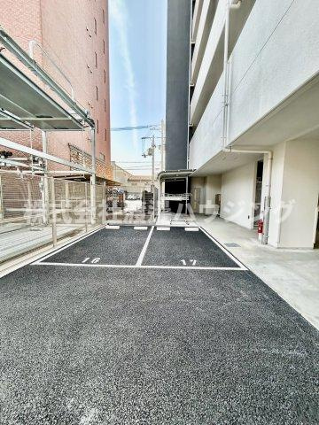 リプネスコート江坂の駐車場