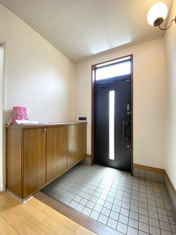 当別町六軒町の玄関|シューズボックスの上にお気に入りの芳香剤や小物を置いて帰るのが楽しみになる自分好みの玄関に♪