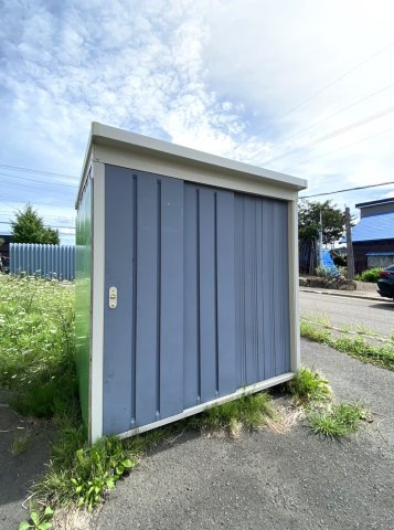当別町六軒町の庭|タイヤやレジャー用品の収納、除雪グッズの収納も可能な物置付き！