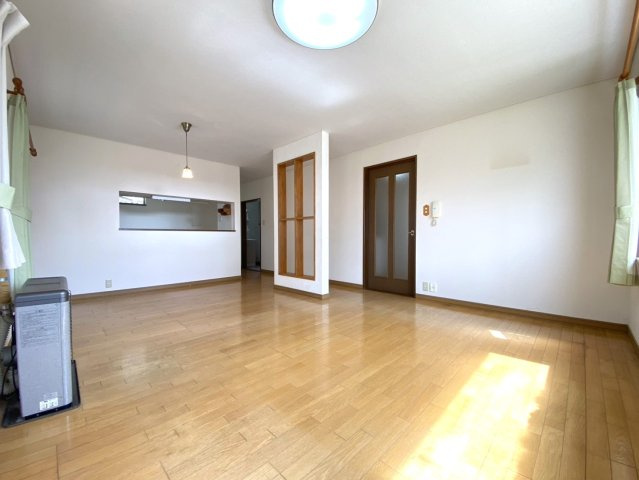 当別町六軒町の居間・リビング|リビング別角度！キッチンは個別プロパン、給湯・暖房は灯油です！