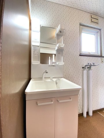 当別町六軒町の洗面所|洗面化粧台＋ランドリースペース！窓付きで明るい光が溢れます！