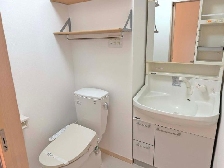 秦野市三屋　中古戸建のトイレ|2階洗面・トイレ