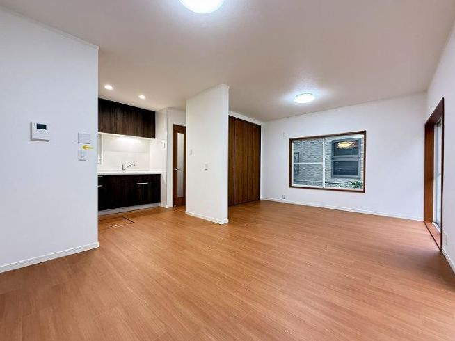 緑区下九沢　中古戸建の居間・リビング|こちらのリビングで趣味の時間をお楽しみください