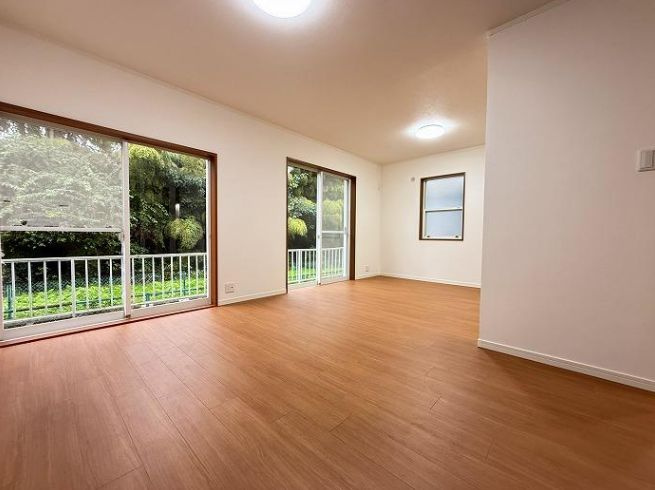 緑区下九沢　中古戸建の居間・リビング|ゆったりとした居間です