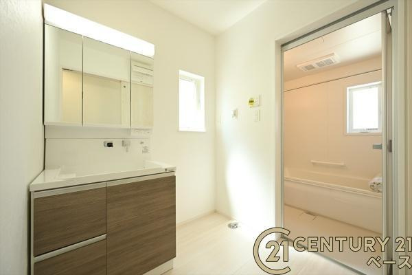 ファーストタウン鳥見町 １号棟 ／新築一戸建の内観：施工例|■三面鏡タイプのミラーキャビネット！収納スペースも豊富です！