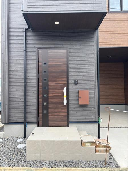 蒲郡市緑町第1　全1棟・1号棟の玄関|訪れる人を心地よく迎え入れます。