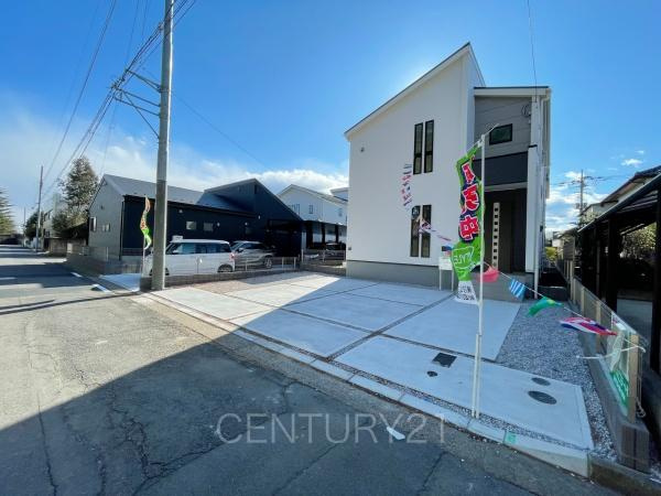 前橋第1関根町 2号棟の前面道路含む現地写真|並列駐車可能な駐車場スペースです。