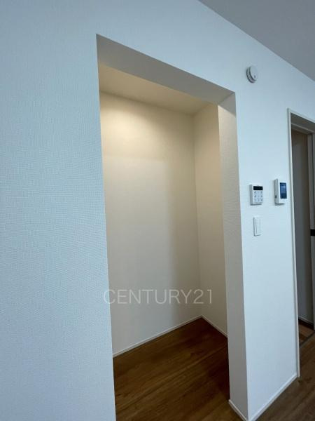 前橋市朝日町3丁目A号棟のキッチン|キッチン横に食材等の収納に便利な収納スペース付き。