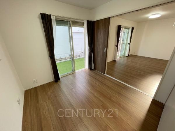 前橋市朝日町3丁目A号棟の洋室|リビングと続き間で開放感があります。
引き戸で簡単に仕切れますので状況に合わせた使い方ができます。