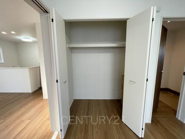 前橋市朝日町3丁目A号棟の収納|ハンガーパイプ付きクローゼットです。