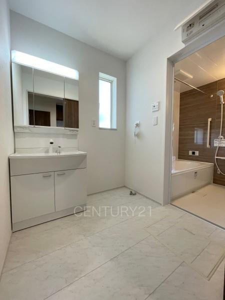 前橋市朝日町3丁目A号棟の独立洗面台|三面鏡付きの洗面台には鏡の裏に収納があり、すっきり片付けられます。
洗髪も可能な伸縮機能つきシャワーヘッドです。