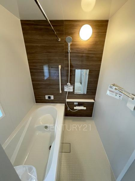 前橋市朝日町3丁目A号棟の浴室|ゆったりと寛げる大型バスタブ。
足を伸ばしたまま入浴可能です。
浴室乾燥機付きで天候が悪い日でも洗濯をして衣類を乾燥させることができます。