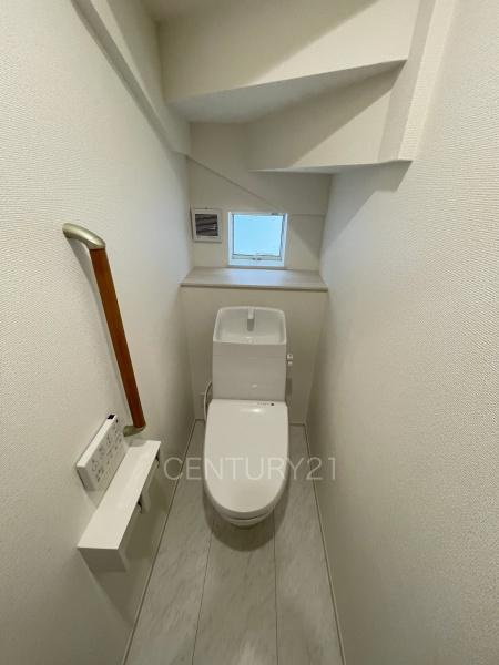 前橋市朝日町3丁目A号棟のトイレ|１階トレイです。
温水シャワー洗浄機能付きです。
手摺り付きです。