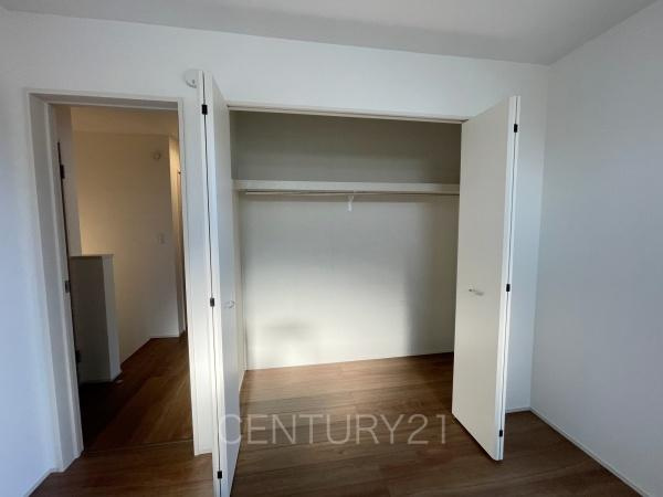 前橋市朝日町3丁目A号棟の収納|ハンガーパイプ付きクローゼットです。