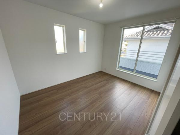 前橋市朝日町3丁目A号棟の洋室|２面採光の明るい洋室です。