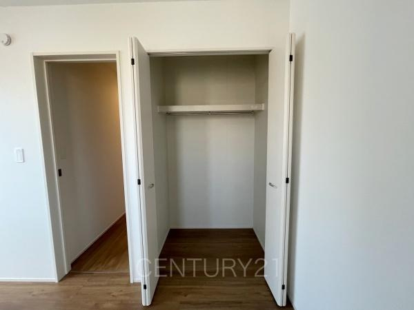 前橋市朝日町3丁目A号棟の収納|ハンガーパイプ付きクローゼットです。