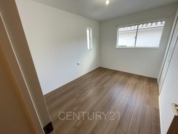 前橋市朝日町3丁目A号棟の洋室|２面採光の明るい洋室です。