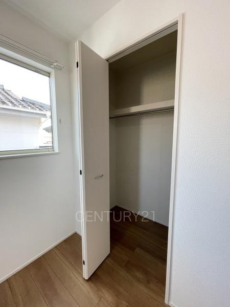 前橋市朝日町3丁目A号棟の収納|ハンガーパイプ付きクローゼットです。