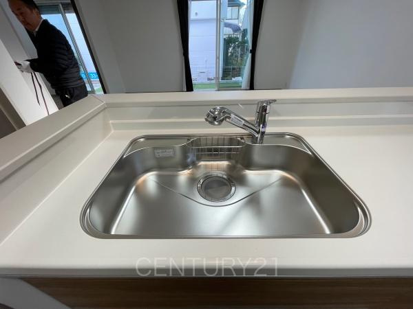 前橋市朝日町3丁目A号棟のキッチン|ビルトイン浄水器付きです。