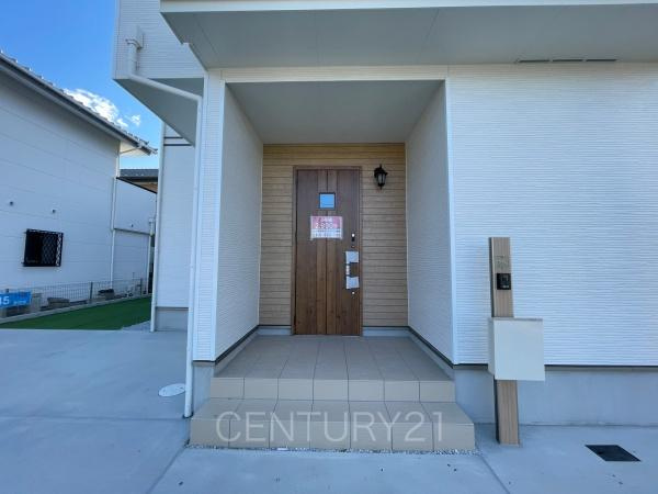 前橋市朝日町3丁目A号棟の玄関|スマートキー付きの玄関。
鍵を探すことなくドアの開閉が可能です。
郵便物を守る鍵付きポストです。
インターホンは録画機能付きで防犯面に優れます。