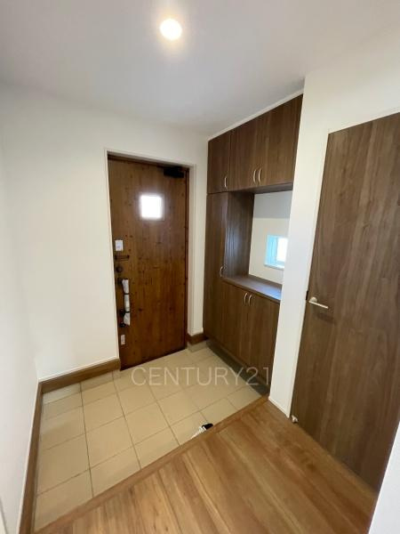 前橋市朝日町3丁目A号棟の玄関|シューズボックス付きの玄関です。
上部も収納付きで多くの収納が可能です。