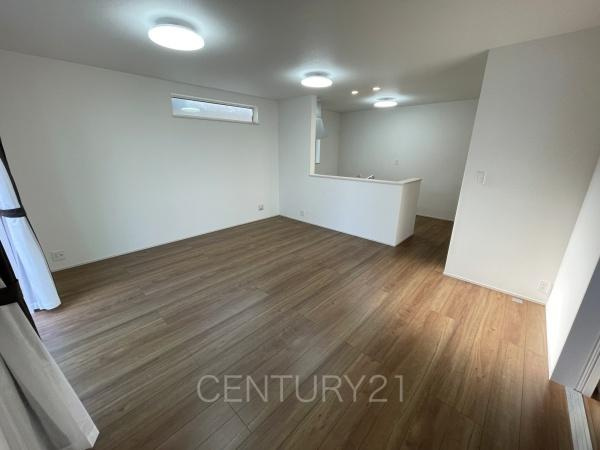 前橋市朝日町3丁目A号棟の居間・リビング|大きいソファーがおける広々リビング