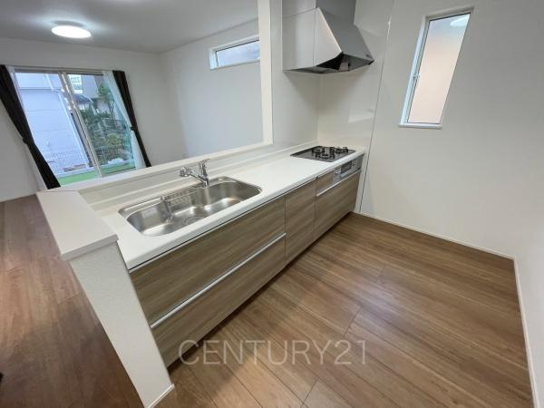 前橋市朝日町3丁目A号棟のキッチン|シンクも大きく洗い物もしやすい浄水器付。シャワーヘッドは引き出し可能、シンクの隅々まで洗い流せます。
食器洗い乾燥機付きです。