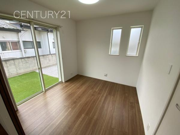 前橋市石倉町3丁目9番 A号棟の洋室|２面採光の明るい洋室です。