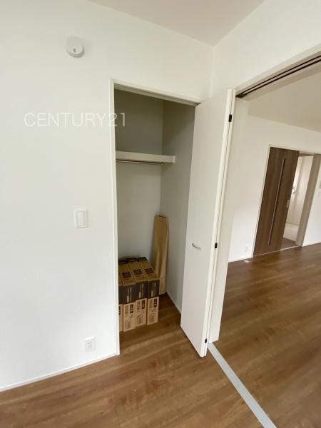 前橋市石倉町3丁目9番 A号棟の収納|ハンガーパイプ付きクローゼットです。