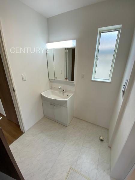 前橋市石倉町3丁目9番 A号棟の独立洗面台|三面鏡付きの洗面台には鏡の裏に収納があり、すっきり片付けられます。
洗髪も可能な伸縮機能つきシャワーヘッドです。