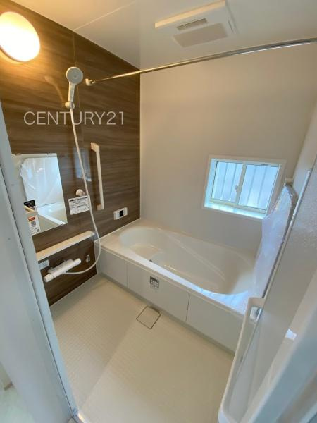 前橋市石倉町3丁目9番 A号棟の浴室|ゆったりと寛げる大型バスタブ。
足を伸ばしたまま入浴可能です。
浴室乾燥機付きで天候が悪い日でも洗濯をして衣類を乾燥させることができます。