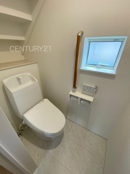 前橋市石倉町3丁目9番 A号棟のトイレ|１階トレイです。
温水シャワー洗浄機能付きです。
手摺り付きです。